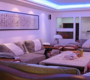 藍(lán)紫燈光，溫馨，神秘。