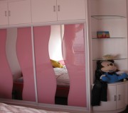 臥室衣柜簡(jiǎn)單實(shí)用。采用溫馨的紫色調(diào)。