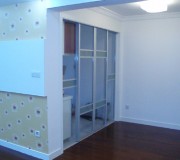 塊面的結(jié)合分割了墻面，貼淺色壁紙。新穎別致。