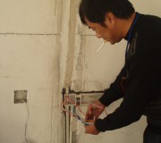 陳監(jiān)理在檢測(cè)電線