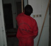 瓦工師傅認(rèn)真工作