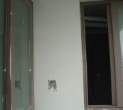 從陽臺(tái)往里看