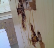 仔細(xì)看看門的內(nèi)部都是紙板