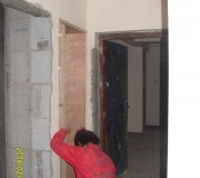 木工師傅正在制做門(mén)套