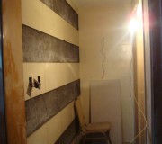 衛(wèi)生間臺盆位置，墻面采用磚及鏡面玻璃交叉鋪貼的方法，使整個過道顯的更寬敞一些