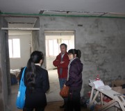 設(shè)計師和客戶討論裝修