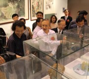 日本來賓同上海領導人親世交談參觀