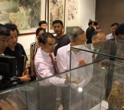 館內(nèi)工作人員對到現(xiàn)場的各屆領導講解