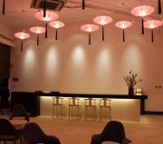 空曠的頂面在裝上別致的燈具后，為館內(nèi)增添別樣風情