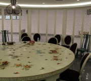 鏤空隔斷與圓形會議桌